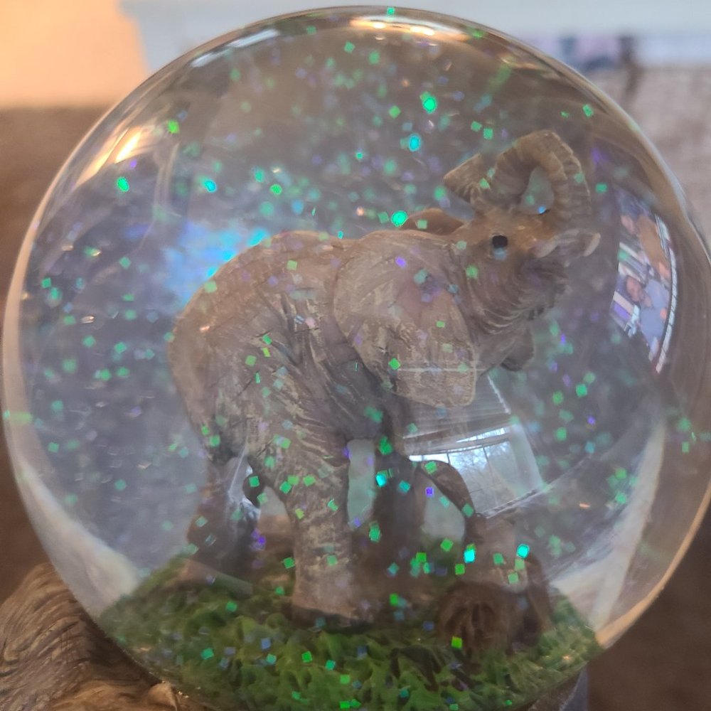 Elephant snowglobe - Picture 2 of 4